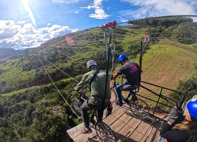 En este momento estás viendo Skybike Cusco: Escalada en roca, bicicleta voladora y rappel